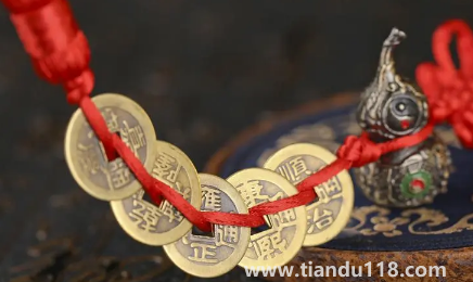 跟鄰居門(mén)對(duì)門(mén)五帝錢(qián)掛在門(mén)內(nèi)好不好2
