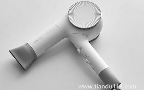 吹風機第一次用冒煙是為什么（吹風機用著冒煙是不是質量問題）