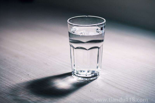 淡鹽水和電解質(zhì)水哪個好（喝電解質(zhì)水有什么用）