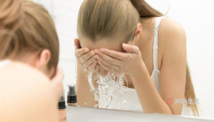 敷完面膜用洗面奶還是清水 敷完面膜可以用洗面奶嗎(圖3) 敷完面膜用洗面奶還是清水